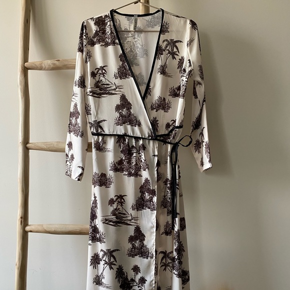 Silk-like wrap dress - Picture 1 of 5